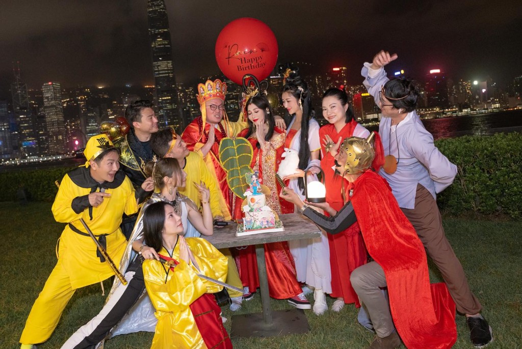 去年11月，李彩华庆祝40岁生日，与一班好友以古装扮相举行生日会。