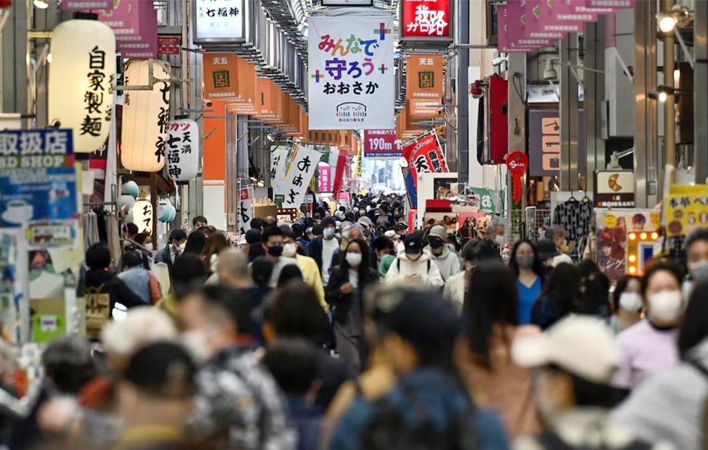 大阪考虑向访问当地游客征收费用，用于解决游客过多的问题。路透社