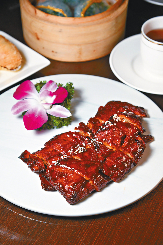 秘製叉燒麵筋吸收了醬料精華,周邊燒至微焦,加上用茶葉燻過,更富層次。