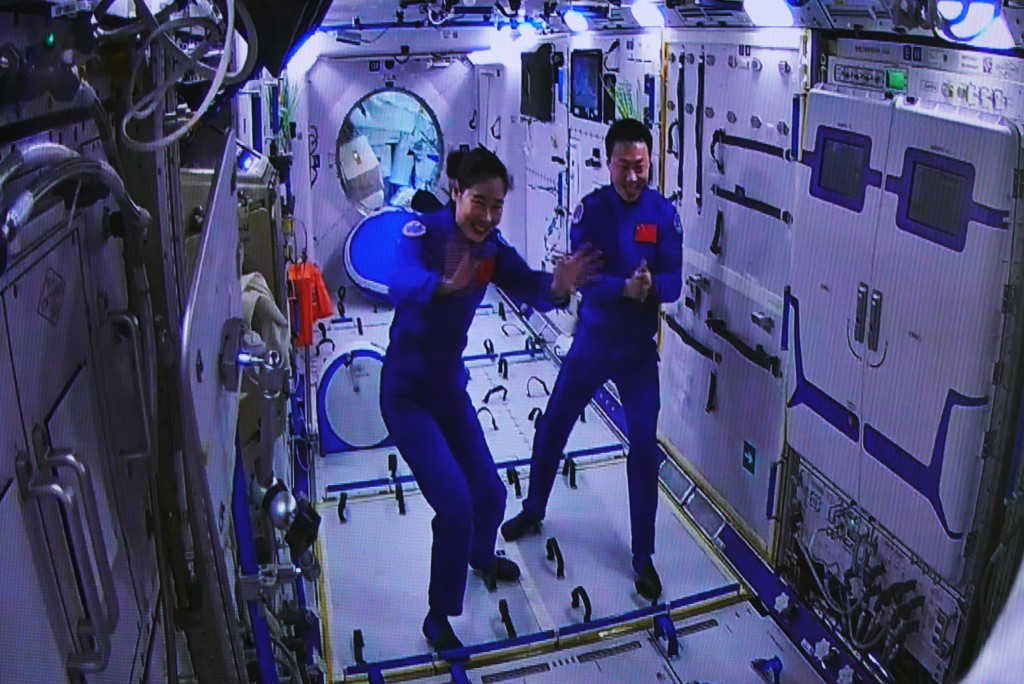 神舟十五號3名航天員順利進駐中國空間站。新華社