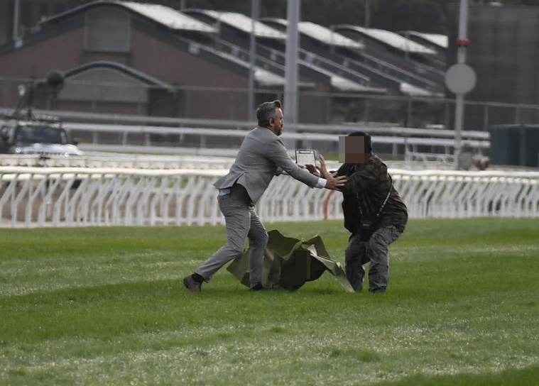 男子被多人撲倒制服。林龍攝 男子被多人撲倒制服。林龍攝