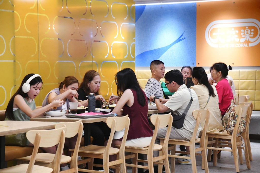 為提振本地消費，中總建議當局可研究向市民發放為期一年的飲食券。資料圖片