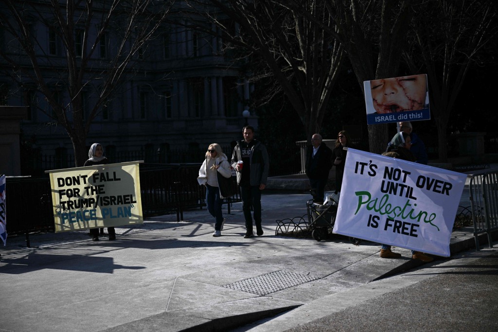 親巴勒斯坦示威者在白宮外進行抗議。法新社