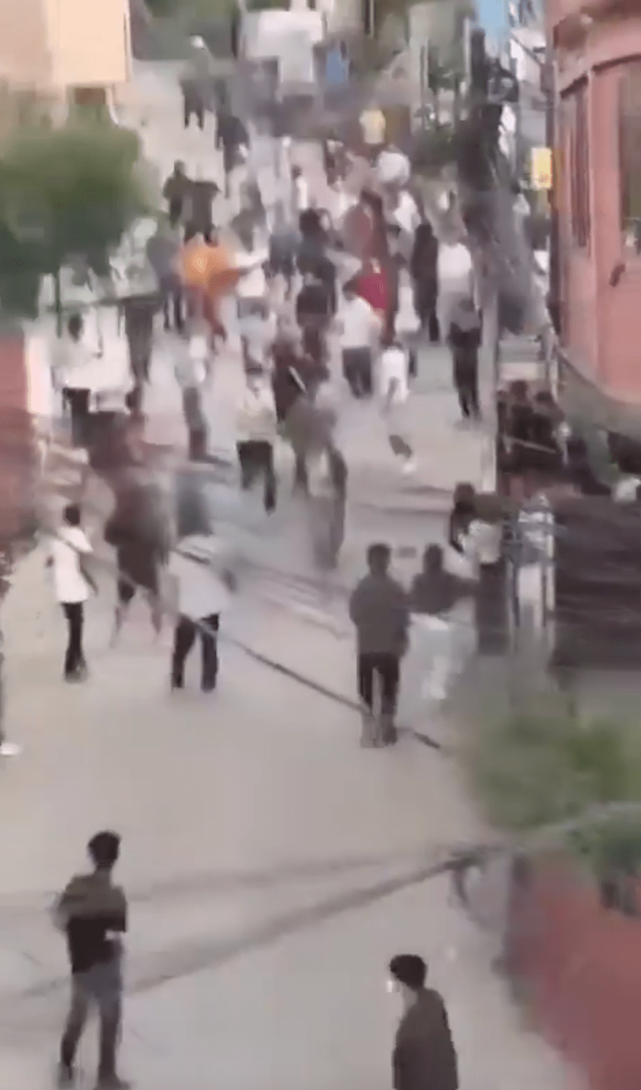 財政部長鮑戴爾（Bishnu Prasad Paudel）在街頭被群眾追打，有關影片在網上瘋傳。X@RShivshankar