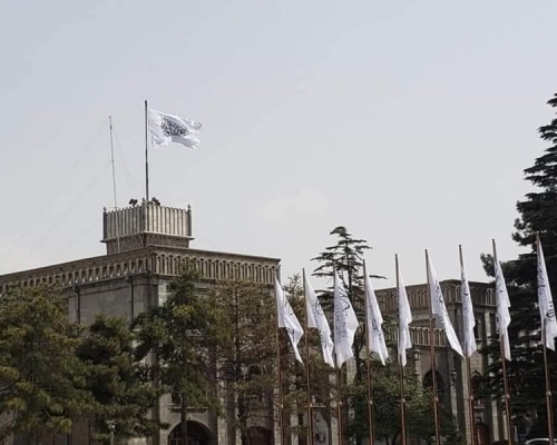喀布爾的總統府升起塔利班旗幟。網圖