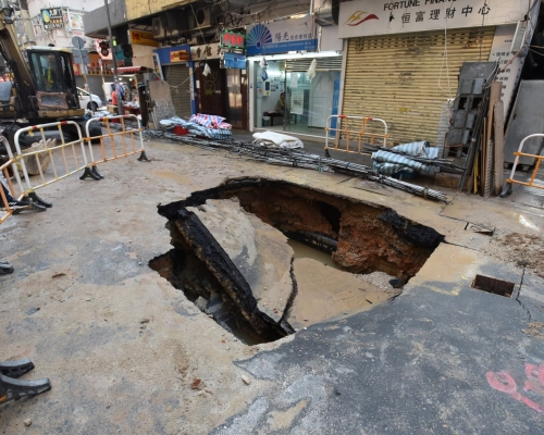 旺角登打士街爆水管，路中心現大窿。