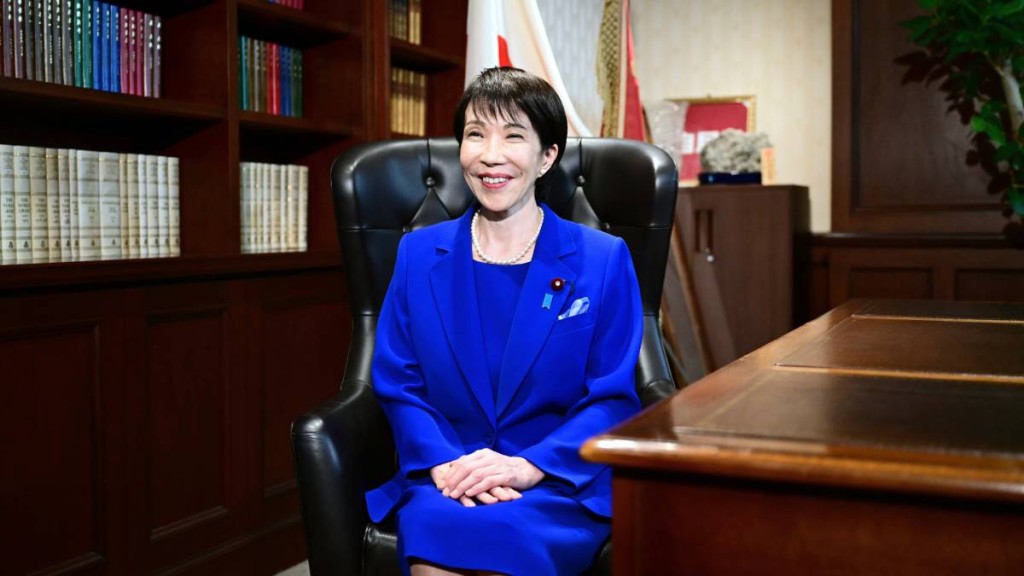 高市早苗當選自民黨總裁後，在新辦公室拍照。美聯社
