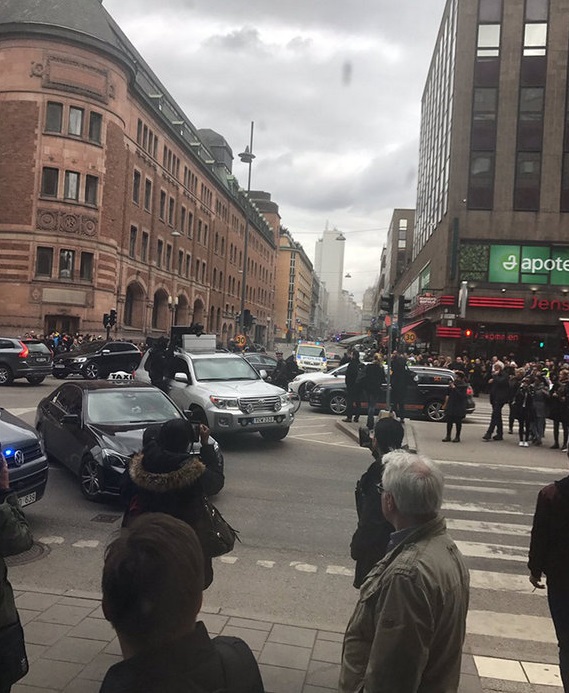 案發現場是一條繁忙街道。
