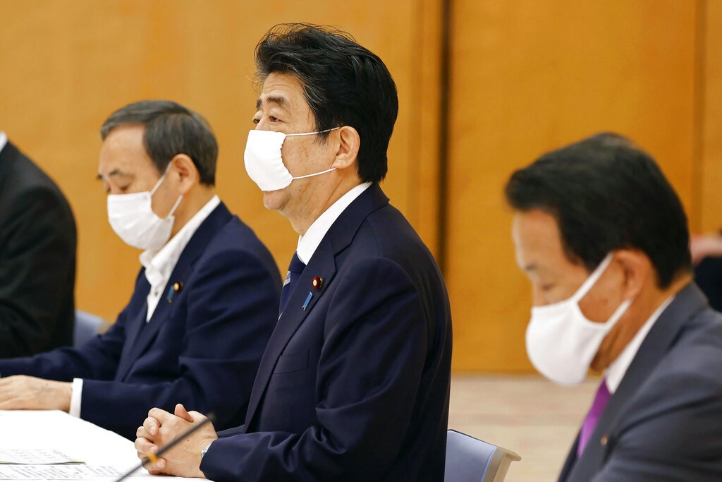 日本首相安倍晉三(中)。AP資料圖片