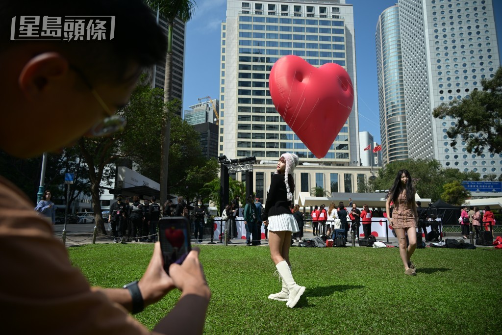 Chubby Hearts巨心由14日至本月24日元宵节期间于中环皇后像广场展出。资料图片