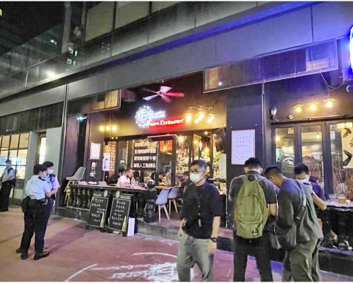 警方聯同食境署人員巡查京瑞廣場地下一餐廳。