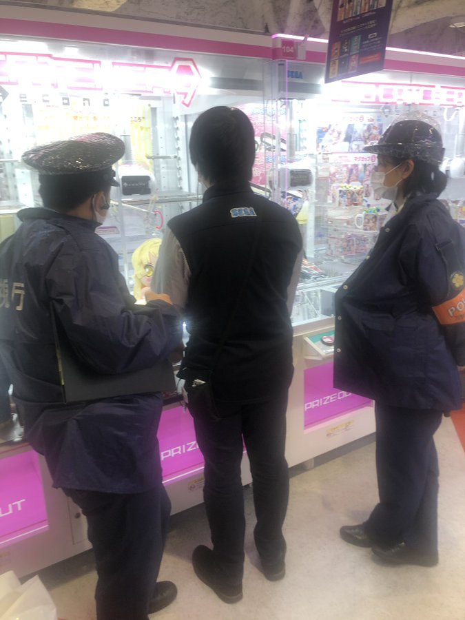 東京一名顧客因機器夾不到公仔報警。網上圖片
