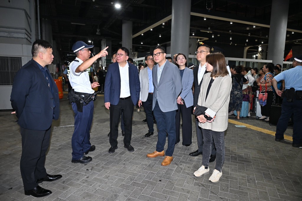 陳國基（左三）和鄧炳強（右三）到訪香園圍管制站。陳國基FB圖片