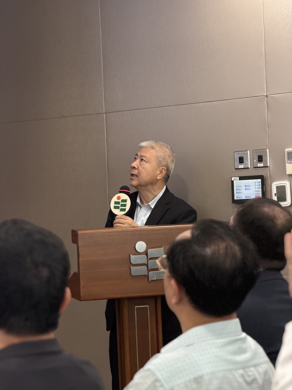 江紹祥建議學界把重點放在教導學生「如何善用AI」,而非一刀切禁止。 佘丹薇攝 江紹祥建議學界把重點放在教導學生「如何善用AI」,而非一刀切禁止。 佘丹薇攝