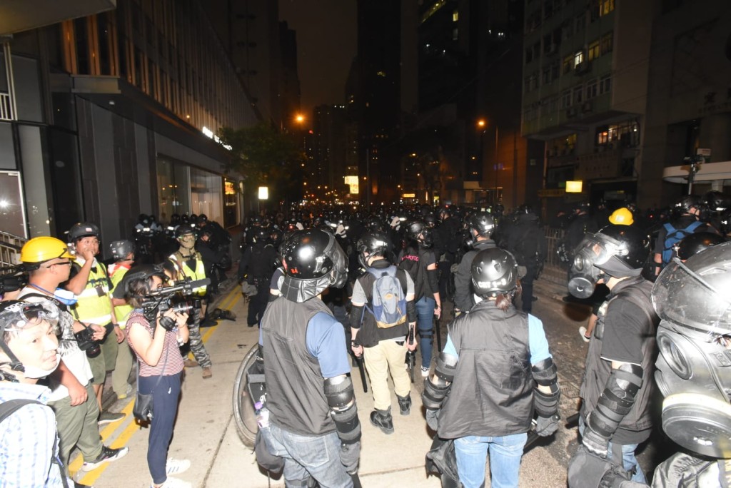 大批警員到場增援