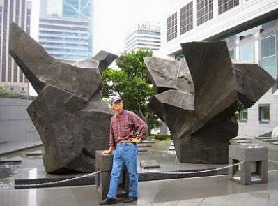 朱铭亦曾为中银香港总行，制作大型青铜雕塑《和谐共处》。