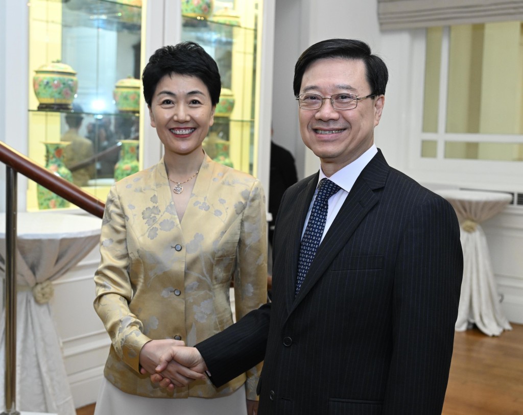 李家超（右）与孙海燕（左）会面。政府新闻处