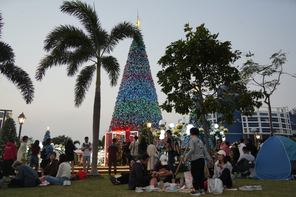 有市民在巨型圣诞树旁筑起帐篷休憩。吴艳玲摄