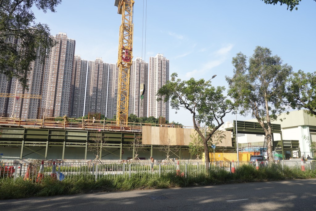 兆湖苑位於湖山路，鄰近輕鐵車廠站及蝴蝶站、蝴蝶灣體育館及新屯門中心，交通尚算方便。歐樂年攝