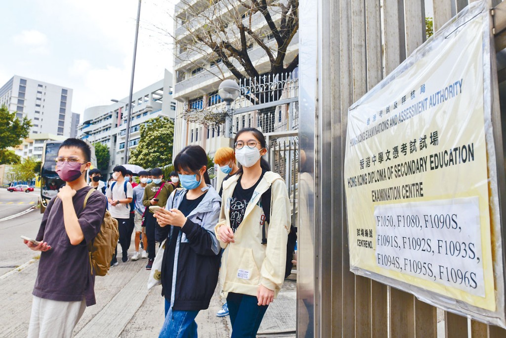 考評局指近年社交媒體流行,充斥圖像和碎片化的文字訊息,建議考生建立閱讀習慣,向作家借鑑。