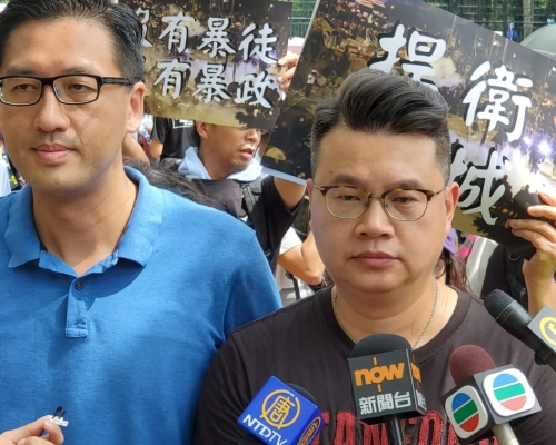 尹兆堅（右）澄清警員有拉起上水跳橋示威者。