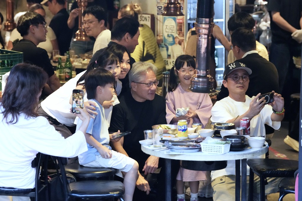 黄仁勋晤SK集团董事长崔泰源、Naver董事长李海镇和LG集团董事长具光模等科技巨头。 美联社