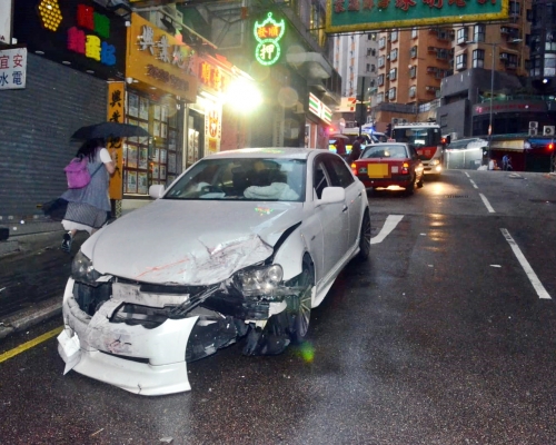 兩車車頭損毀。
