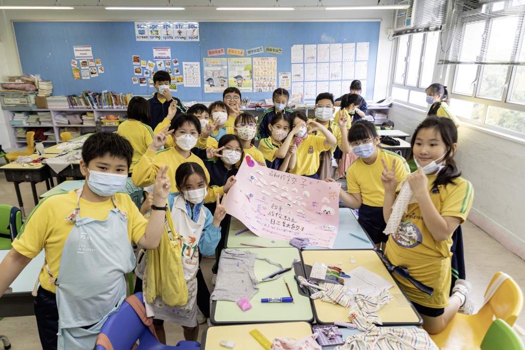 复课后，小二及小四学生在铭恩小学上课，其余年级则在大埔官立小学。（图片来源：《亲子王》）