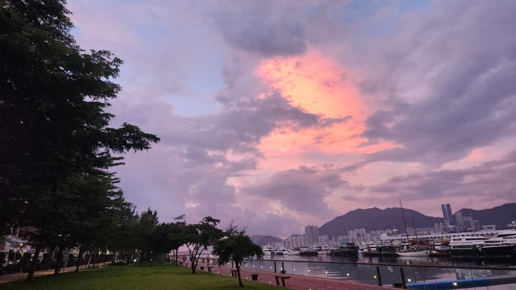 日間天晴酷熱,市區最高氣溫約33度,新界再高兩三度。黎志偉攝 日間天晴酷熱,市區最高氣溫約33度,新界再高兩三度。黎志偉攝