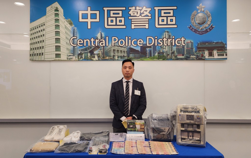 中區警區科技及財富罪案組督察曾健華交代案情。 中區警區科技及財富罪案組督察曾健華交代案情。