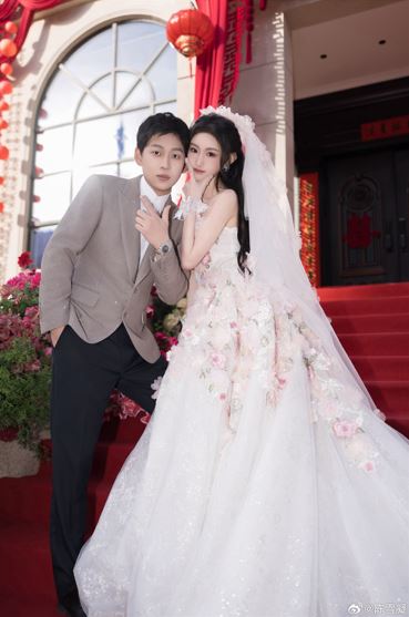 陳雪凝和李瑞濱17日在山西舉行婚禮。微博