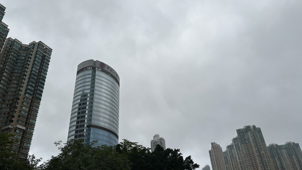 本港地區今日多雲，間中有驟雨。蔡楚輝攝