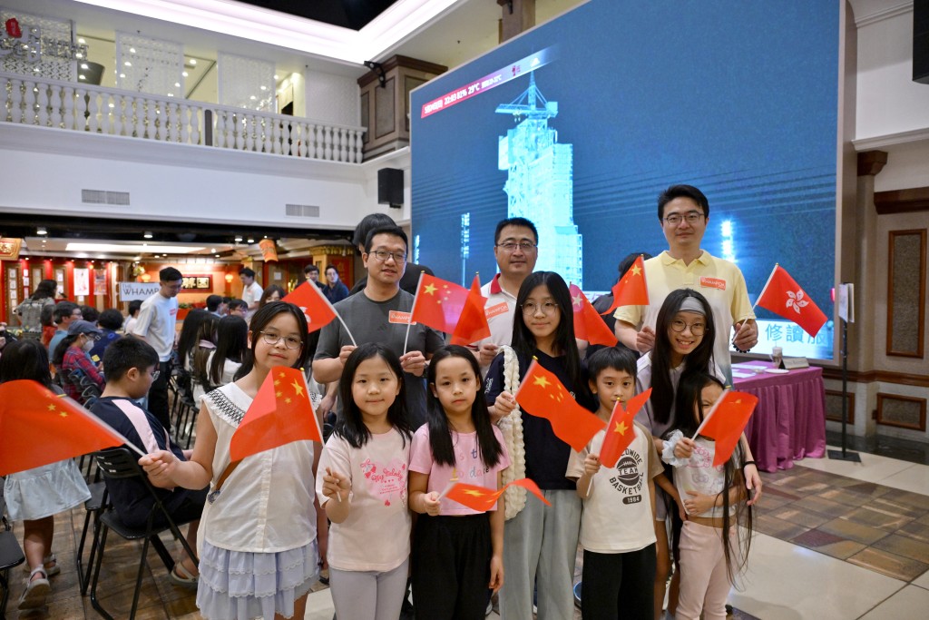 市民揮舞國旗、區旗為黎家盈打氣。 市民揮舞國旗、區旗為黎家盈打氣。