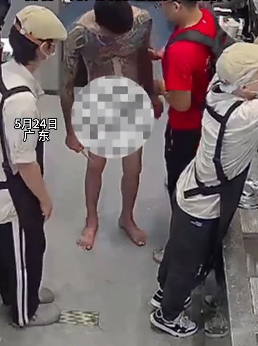 紋身裸漢持刀闖入茶飲店，神勇店員制服後最高獲獎5000元。潮汐視訊