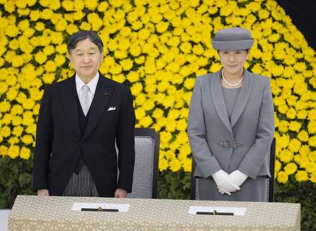 日皇德仁和皇后雅子出席全国战殁者追悼式。美联社