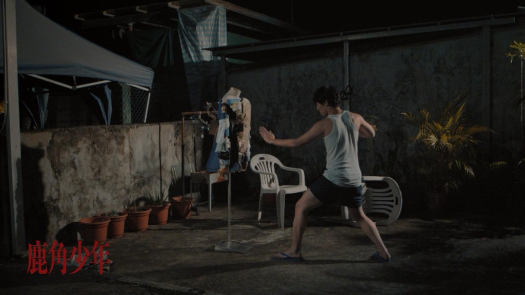 MV中，周寧為了不做被欺凌對象，每日勤練武功自衛。