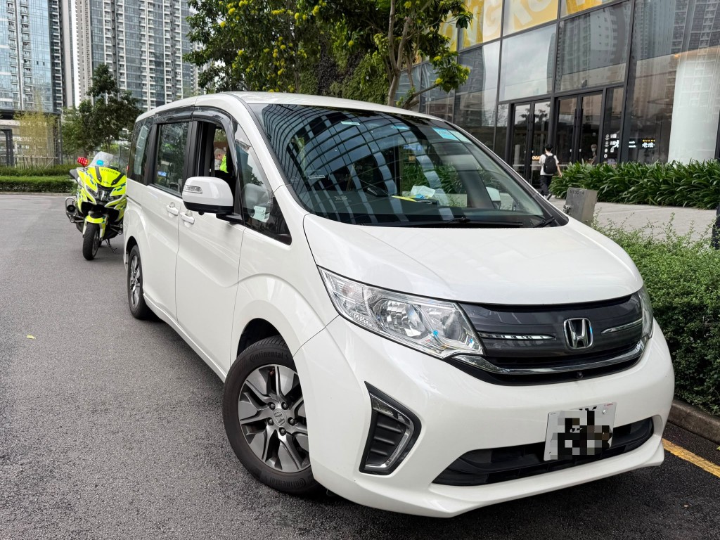 行动中截获两车。 行动中截获两车。