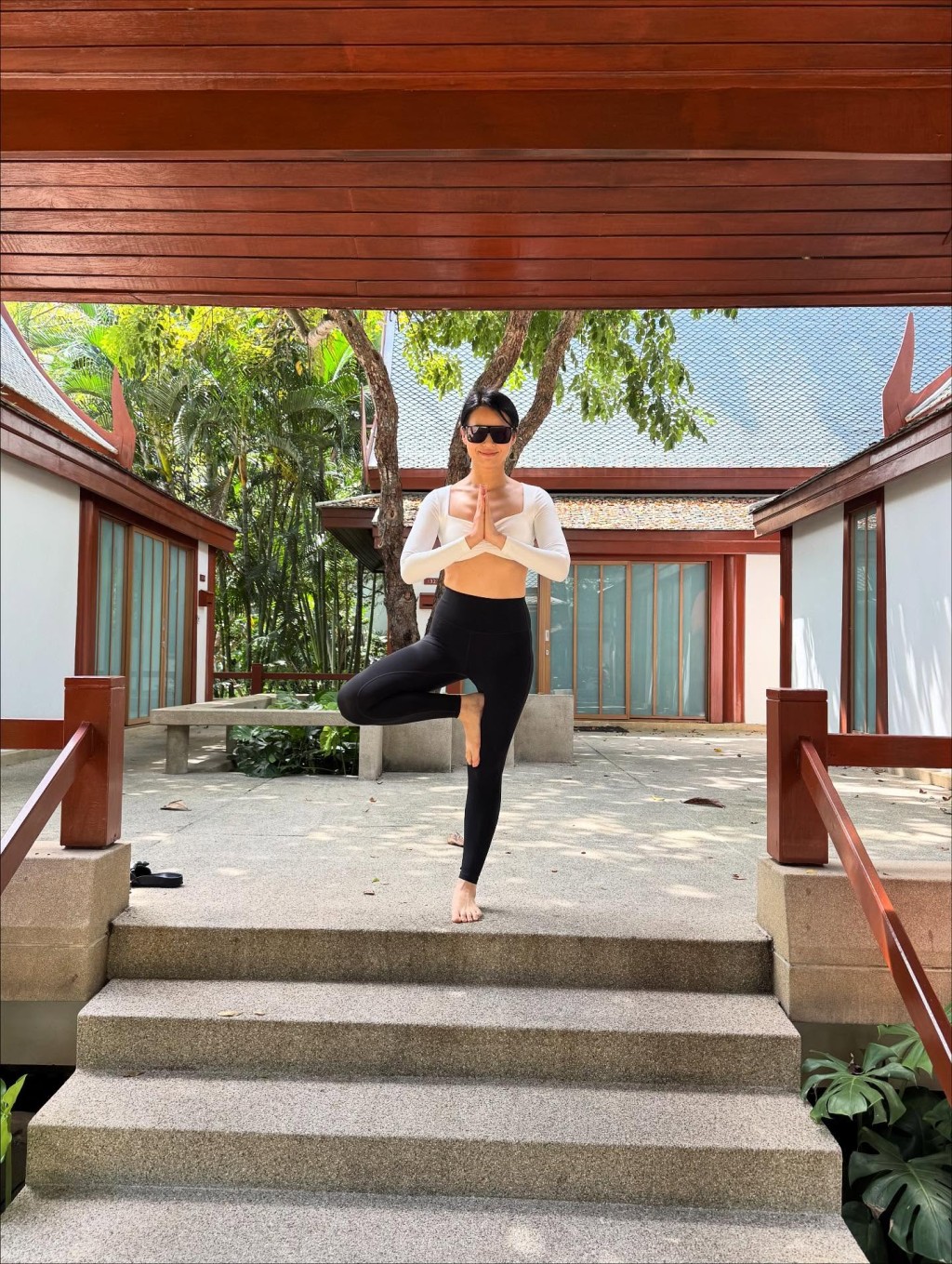 胡杏兒身穿瑜伽服擺出優雅姿勢,看不出已經是三子之母。 胡杏兒身穿瑜伽服擺出優雅姿勢,看不出已經是三子之母。
