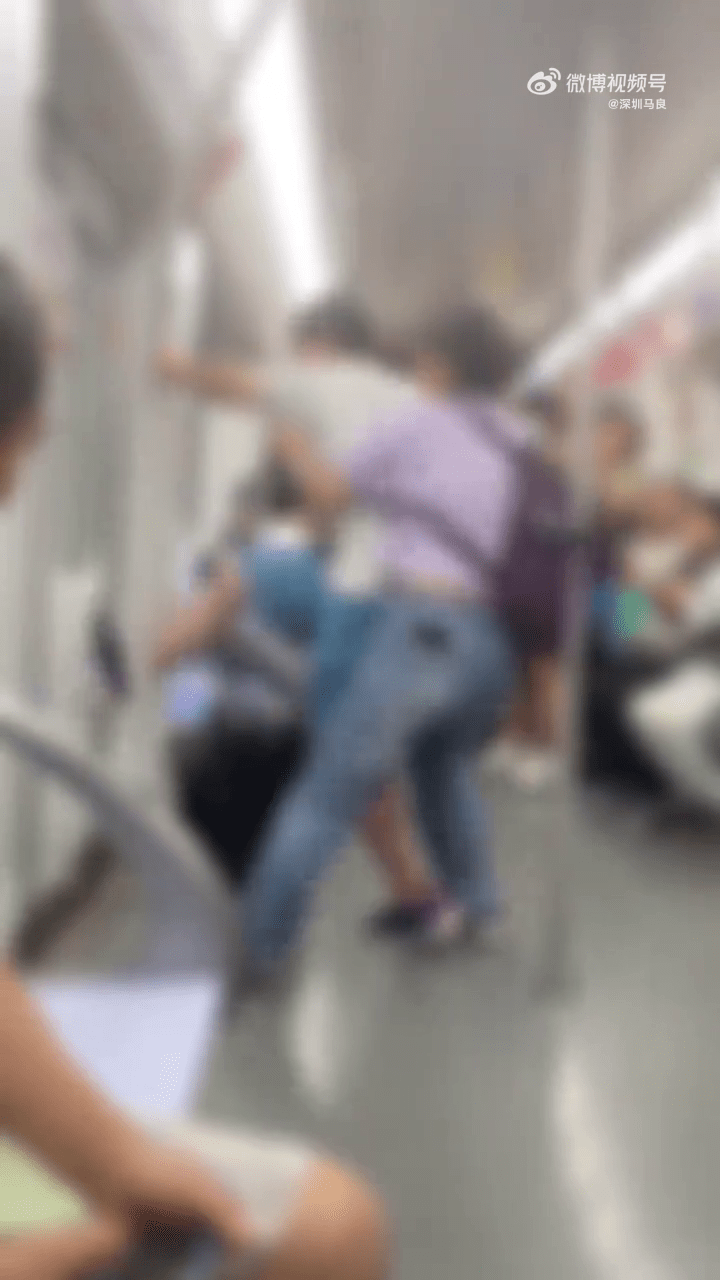 野蠻男童踢地鐵門。