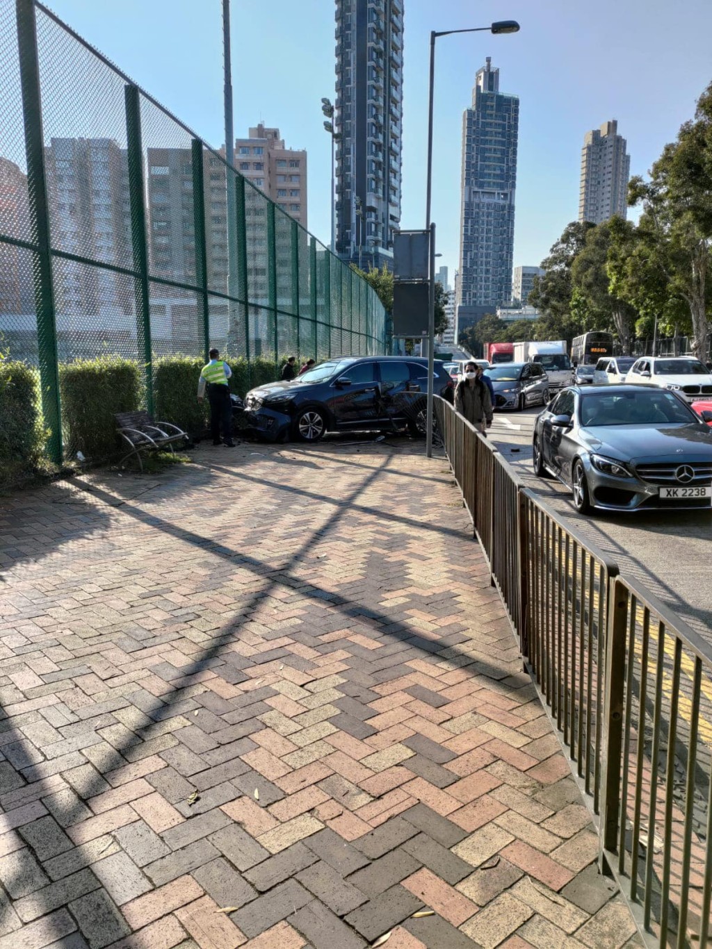 私家车失控撞栏铲上行人路。(香港突发事故报料区FB)
