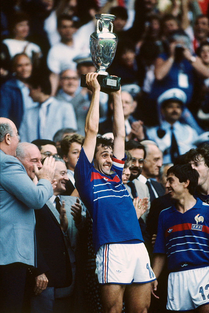 1984年歐國盃及1985年歐冠盃，都為柏天尼贏得金球獎。