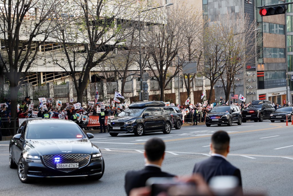 尹锡悦乘车从位于首尔瑞草洞的私宅出发，前往首尔法院综合办公楼。路透社