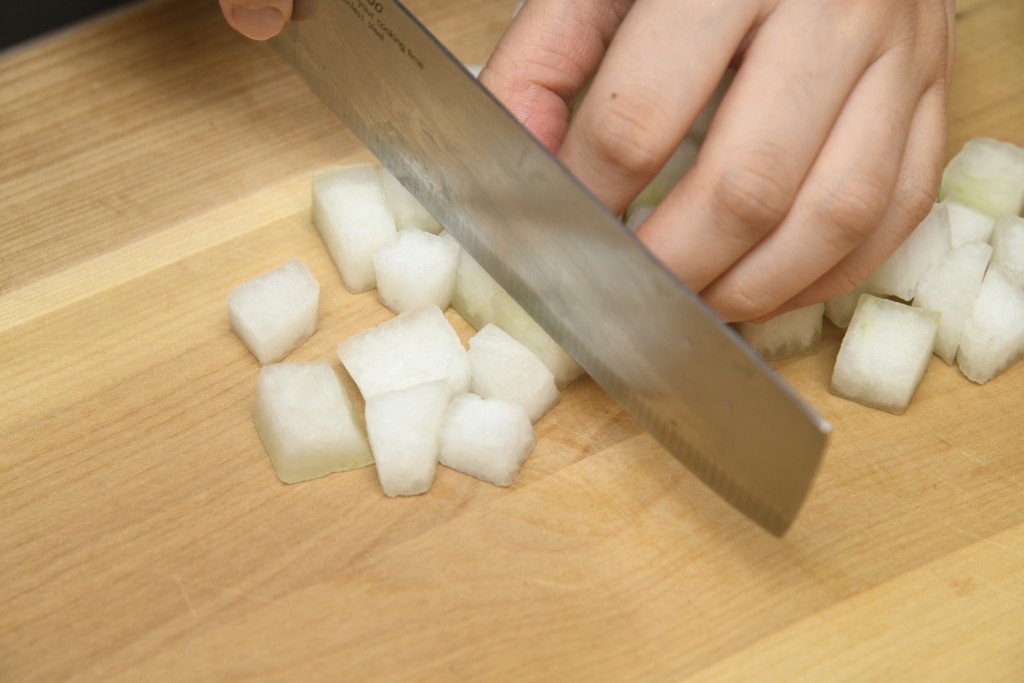 Step 4: 冬瓜除皮及去籽，然後切粒。Peel and seed the winter melon, then dice.