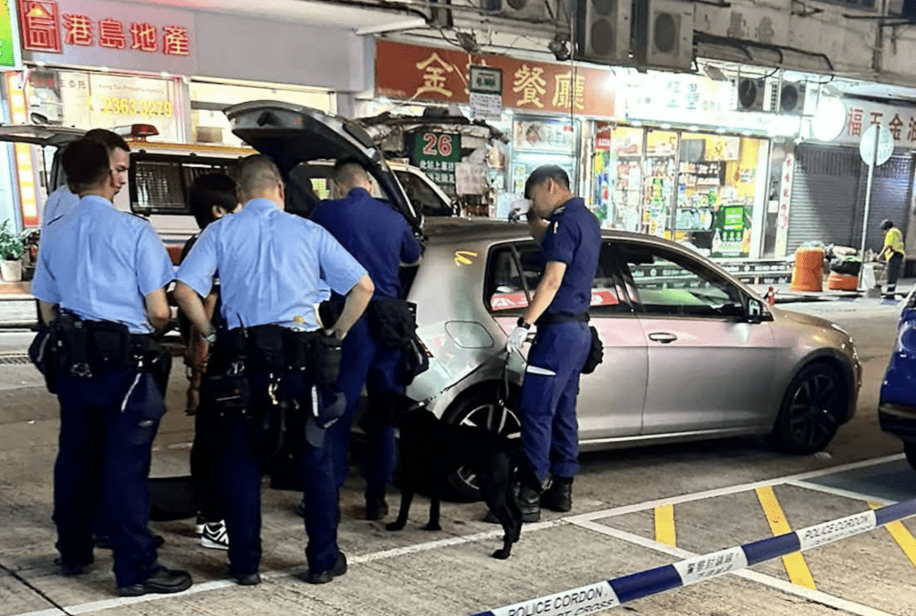 网上图片显示，多名警员在场调查，并召来警犬协助搜查涉事私家车。FB@To Kwa Wan 土瓜湾之友 