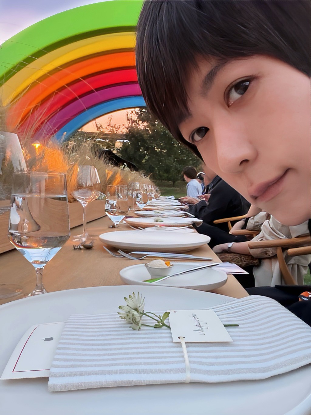 阿信展示最新的iPhone Duo。facebook@五月天 阿信 阿信展示最新的iPhone Duo。facebook@五月天 阿信