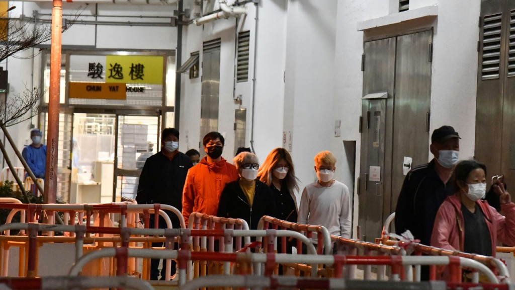 居民陸續落樓檢測。