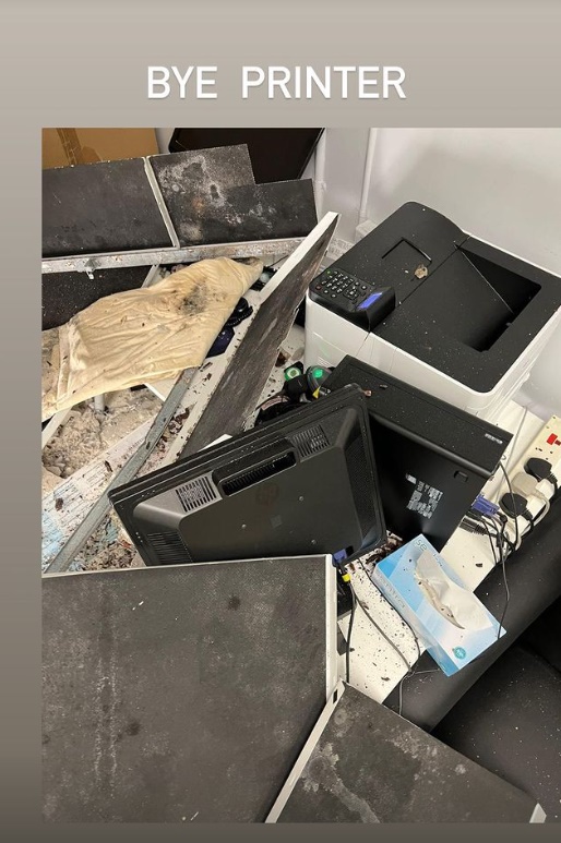 有網民在社交媒體反映，昨日葵涌醫院有天花板石屎剝落，壓毀辦公室內的影印機。（網上圖片）