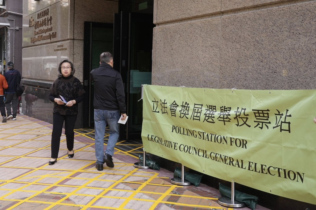 楊何蓓茵於早上與局內領導層到票站投票。楊何蓓茵FB圖片 楊何蓓茵於早上與局內領導層到票站投票。楊何蓓茵FB圖片