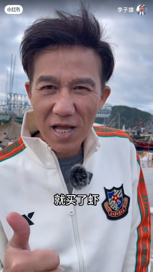 李子雄成功讲价买了虾、螃蟹和生蠔。