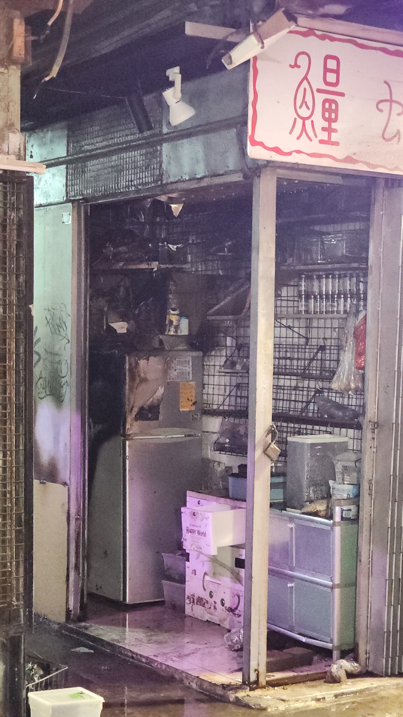 店舖天花和雪櫃有被燒焦痕跡。